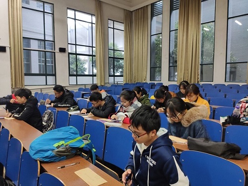 图为同学们在进行书信的书写 (2).jpg